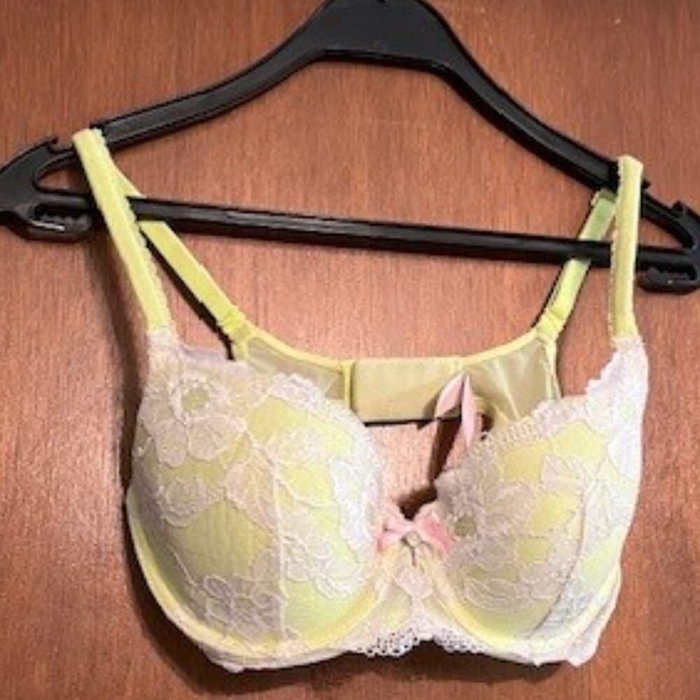 Victoria's Secret green lace bra size 34D